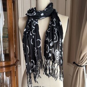 Black and white gauzy scarf